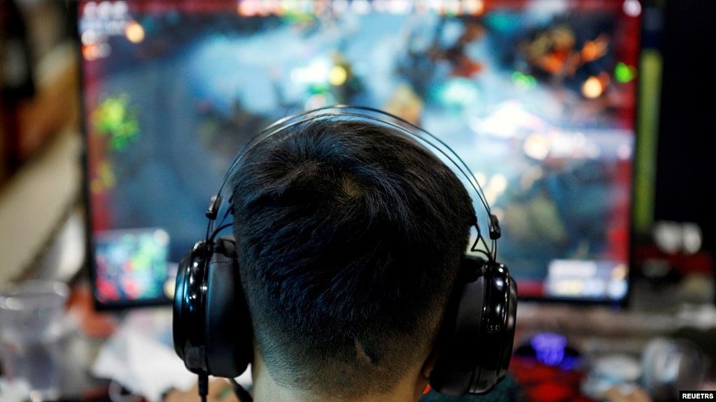 资料照：一名男子在北京的一家网吧玩电游。（2021年8月31日）
