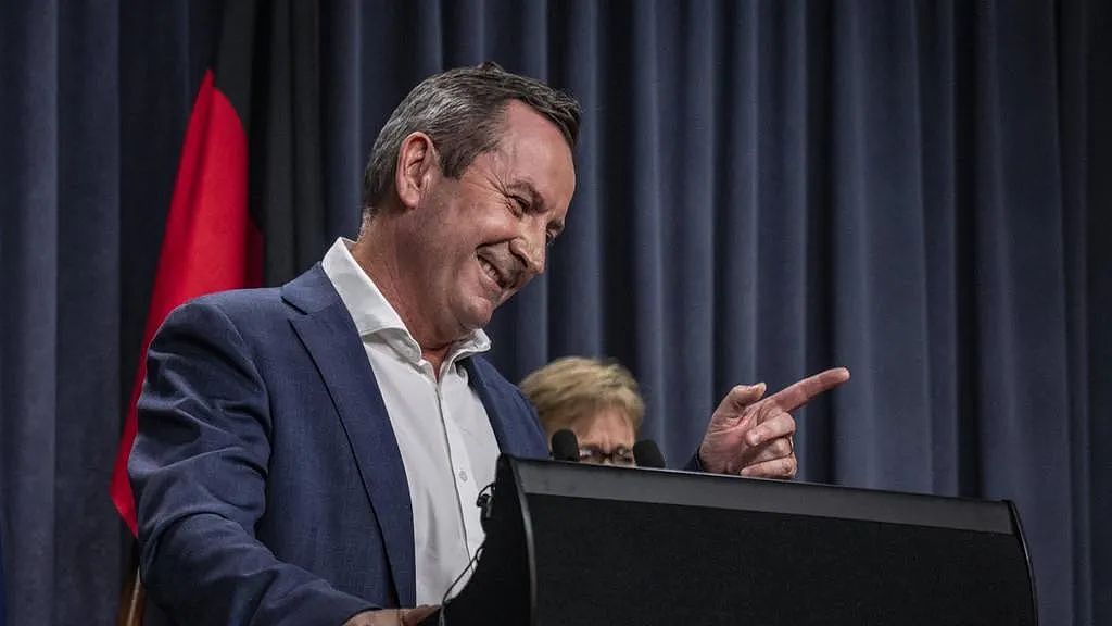 西澳州长发布会上打断记者提问，戏谑喊话新州州长：“你谁？”（图） - 2