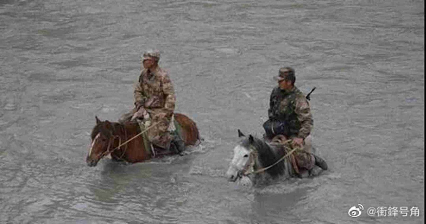 此前在中印边境解放军军人过河。（微博@衝鋒号角）