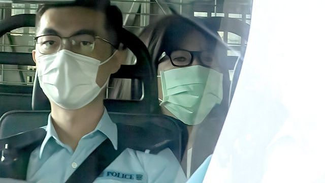 邹幸彤（后）由警车押送到香港西九龙裁判法院出庭应讯（10/9/2021）