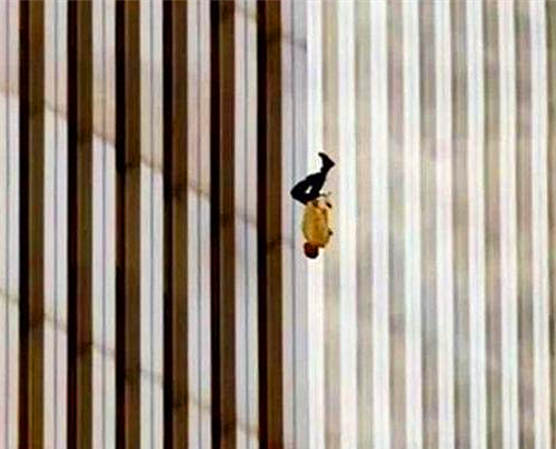 911事件著名的照片：坠楼男子最后的选择，让无数人红了眼眶（组图） - 5