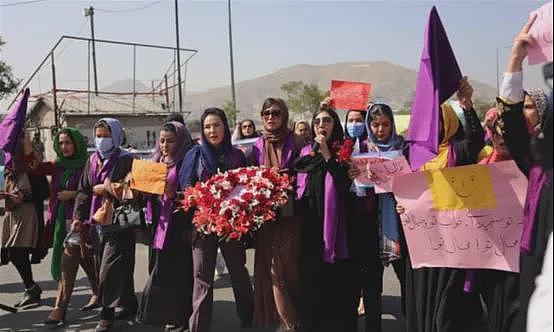 阿富汗女议长回忆被迫穿罩袍：像被活埋 快要闷死（组图） - 2