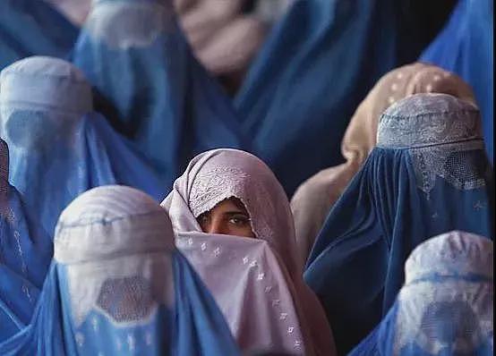 阿富汗女议长回忆被迫穿罩袍：像被活埋 快要闷死（组图） - 1