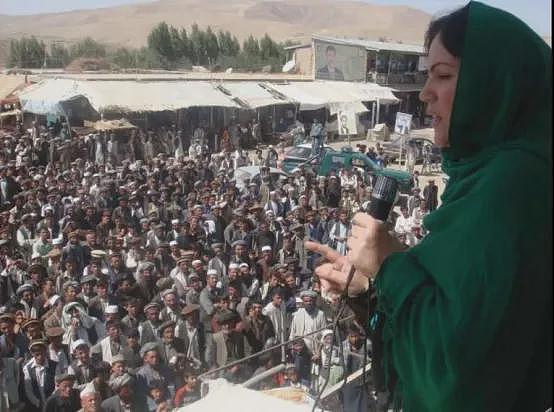 阿富汗女议长回忆被迫穿罩袍：像被活埋 快要闷死（组图） - 8