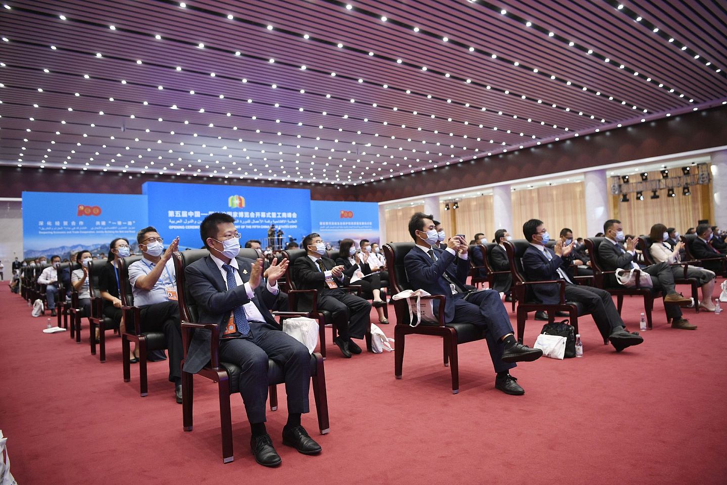 2021年 8月19日，第五届中国-阿拉伯国家博览会在宁夏银川市开幕，中外嘉宾线上线下共谋经贸合作与发展。（新华社）