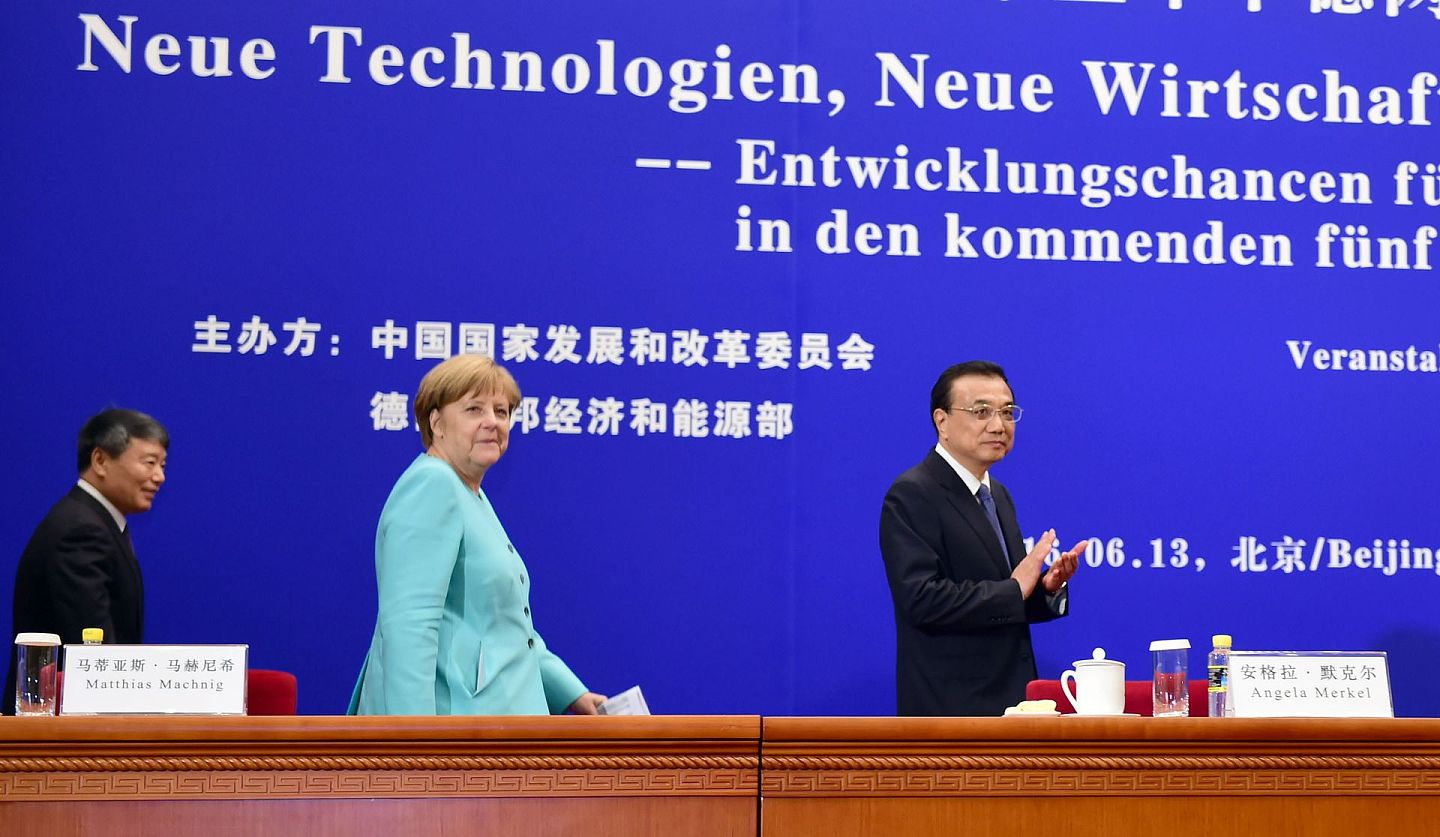 2016年6月13日，中国国务院总理李克强在北京人民大会堂与德国总理默克尔共同出席第八届中德经济技术合作论坛并致辞。（新华社）