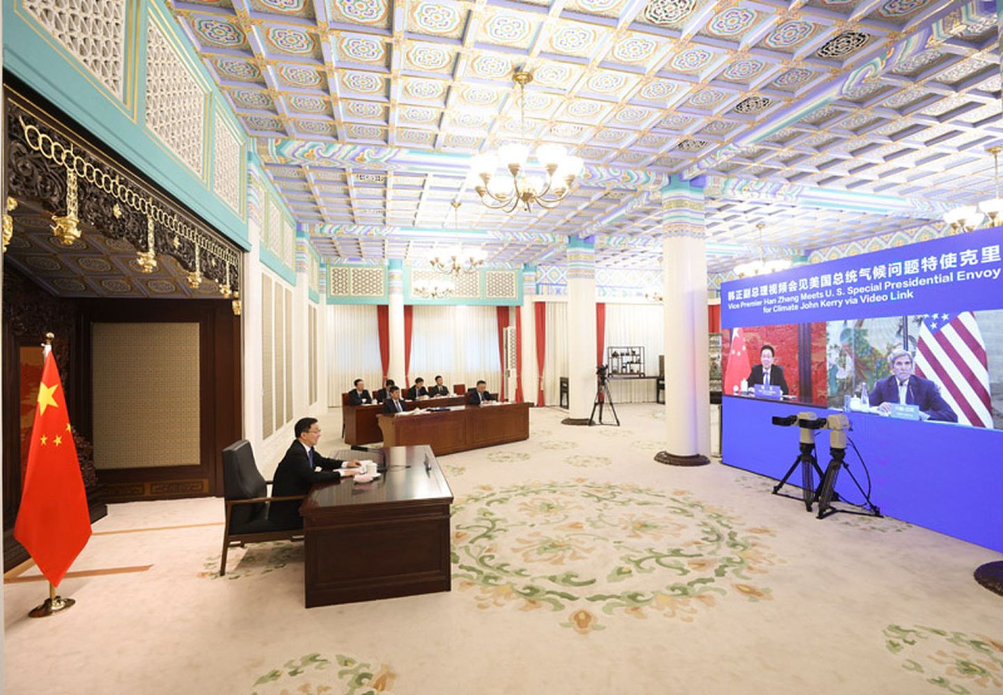 2021年9月2日，中共中央政治局常委、国务院副总理韩正在北京通过视频方式会见在天津访问的美国总统气候问题特使克里。（新华社）