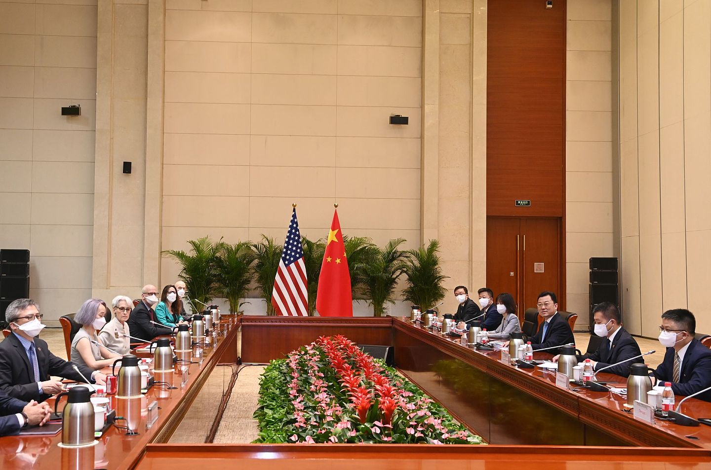 2021年7月26日，中国外交部副部长谢锋在天津与美国常务副国务卿舍曼举行会谈。（新华社）