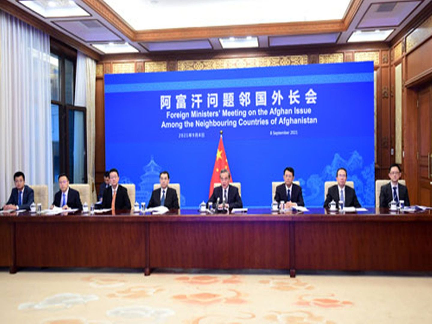 2021年9月8日，中国外长王毅（左五）等中方代表参加阿富汗邻国外长会。（中国外交部）