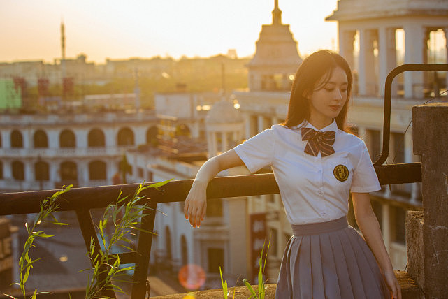 赵丽颖学院风造型曝光，白衬衫超短裙美如校花，当妈后少女感依旧