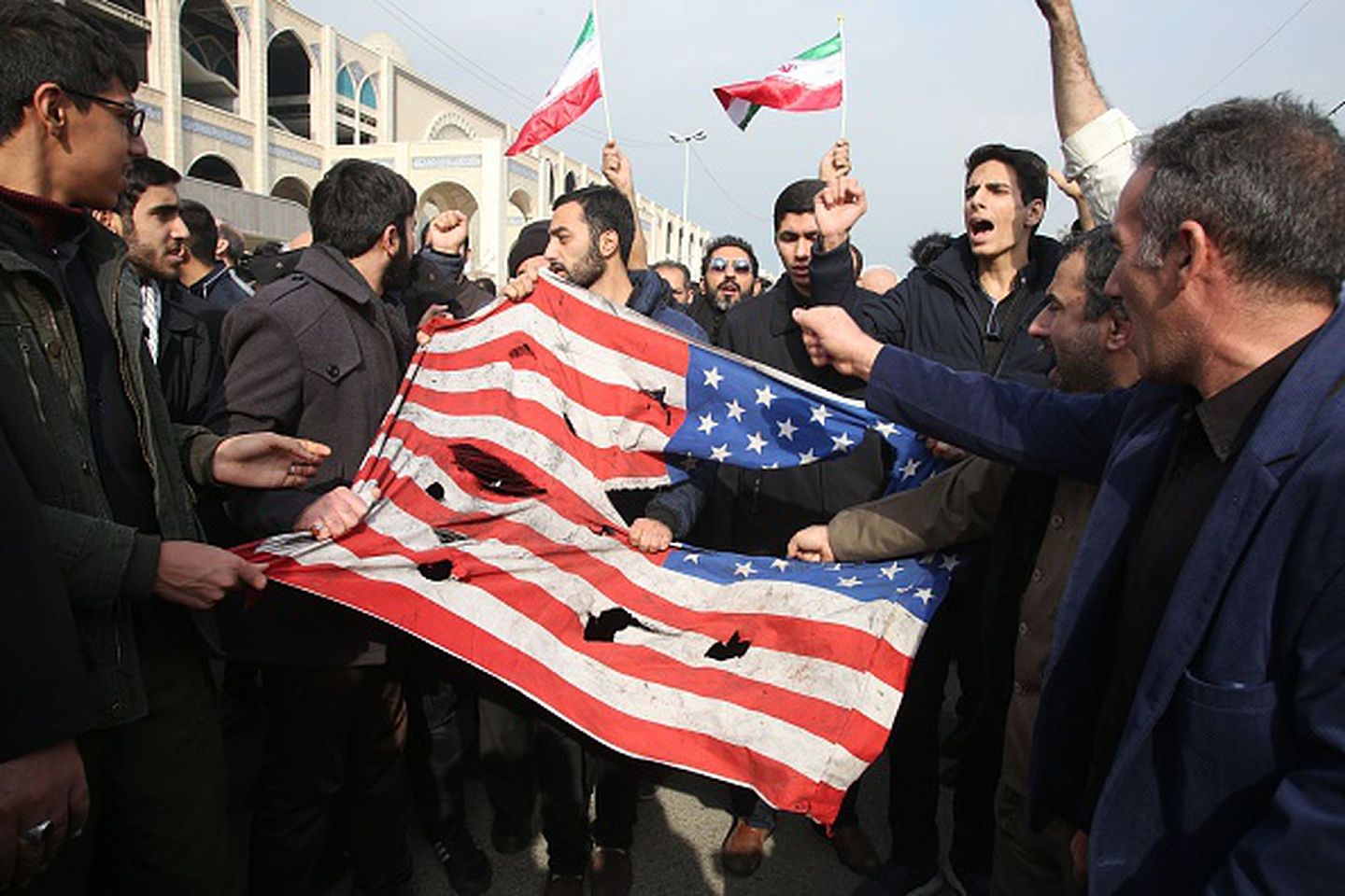 2020年1月3日，伊朗民众在首都德黑兰举行示威游行，强烈抗议美国对革命卫队最高指挥官苏莱曼尼（Qasem Soleimani）的暗杀行动。（Getty）
