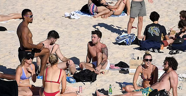 悉尼“疫区”男子不戴口罩被警员“围堵”，抖音网友：为何对Bondi海滩视而不见？（视频/组图） - 3