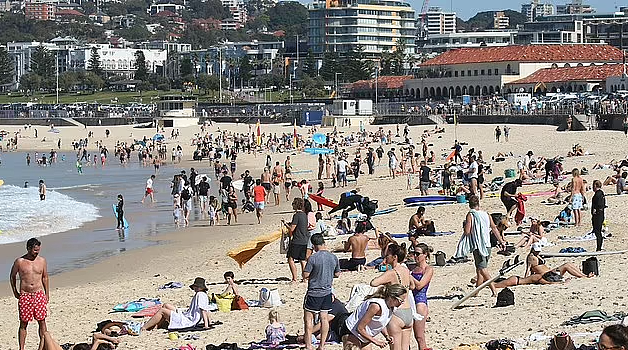 悉尼“疫区”男子不戴口罩被警员“围堵”，抖音网友：为何对Bondi海滩视而不见？（视频/组图） - 4