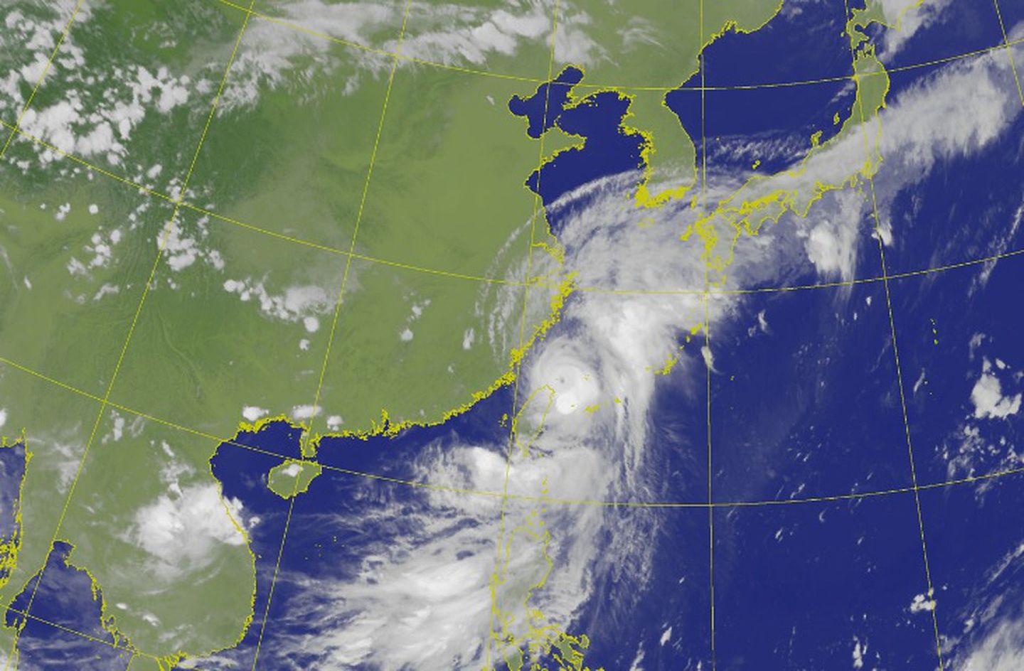 台风灿树12日晚间已远离台湾，13日全台恢复正常上班上课，此次台风轻掠台湾东部海域。（台湾交通部中央气象局）