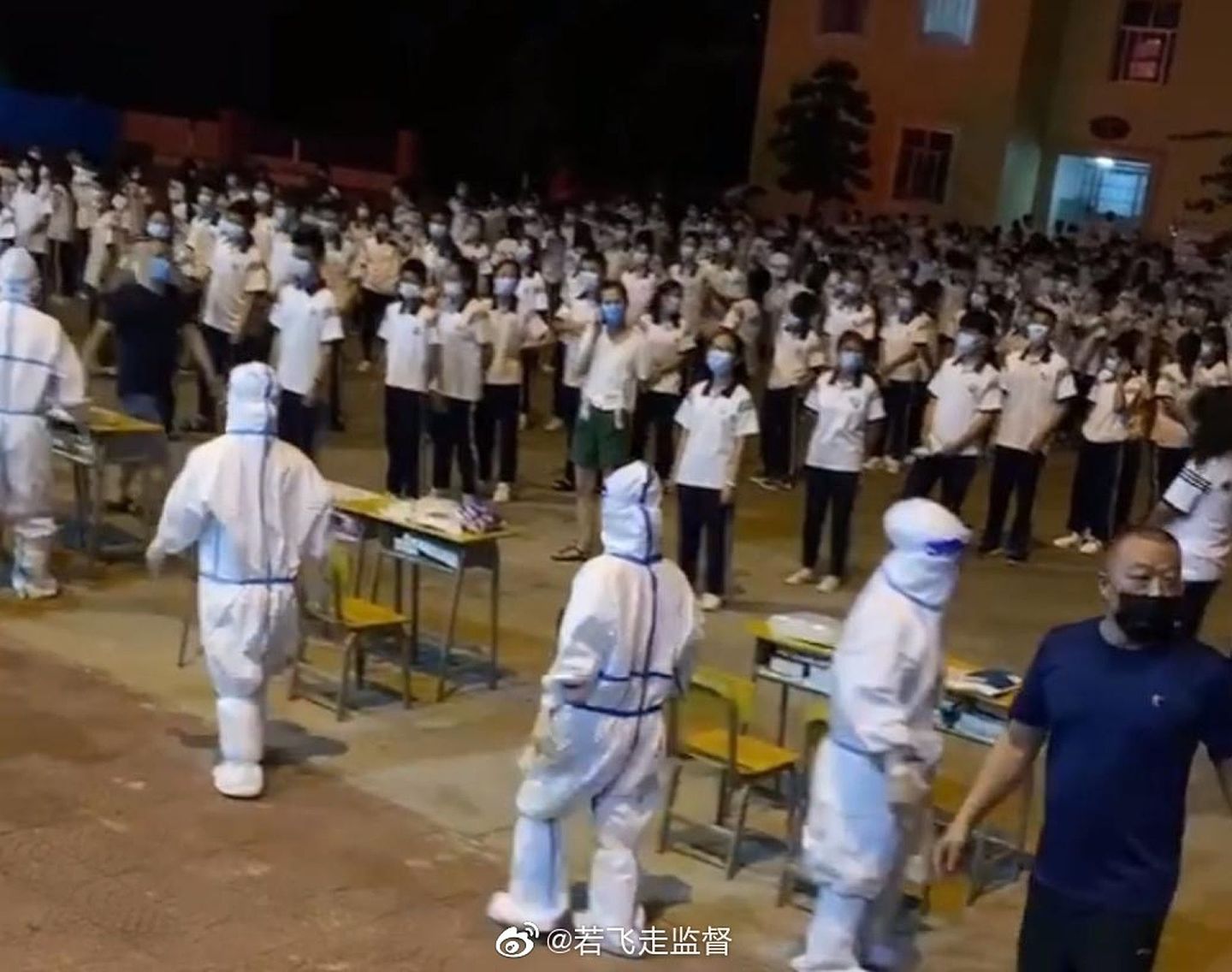 仙游县枫亭镇一间小学发现有学生及家长新冠病毒核酸检测阳性，已经即时停课并安排所有人居家隔离。（微博@若飞走监督）