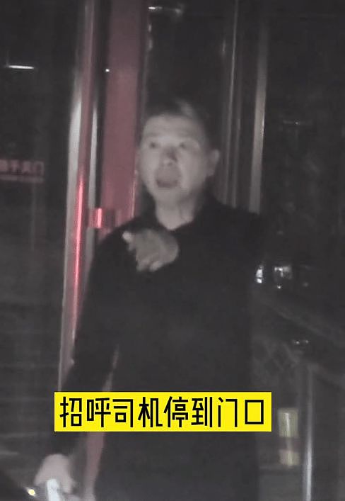 冯小刚一家深夜出行，54岁徐帆像保姆，领养女儿身材高挑颜值出众（组图） - 3