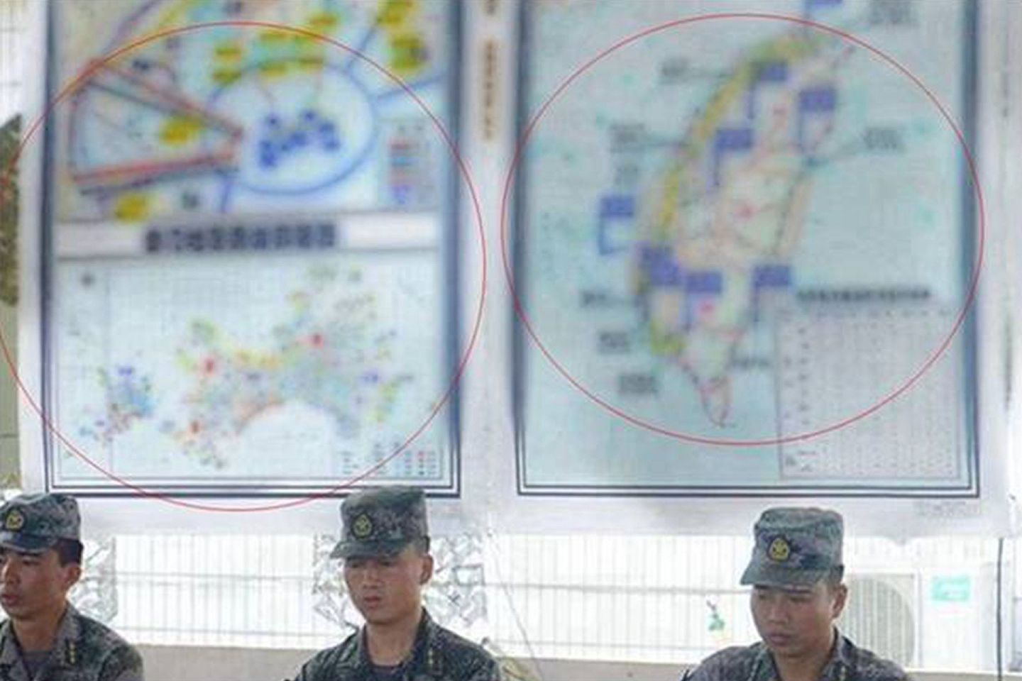 解放军东部战区演练“攻台”。图中背景出现台湾示意图。（中国央视截图）