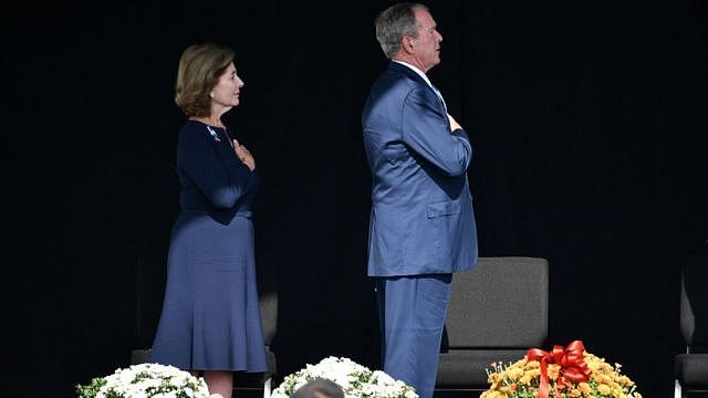 美国前总统乔治·W·布什和前第一夫人劳拉·布什在宾夕法尼亚州尚克斯维尔参加911事件纪念活动时祈祷
