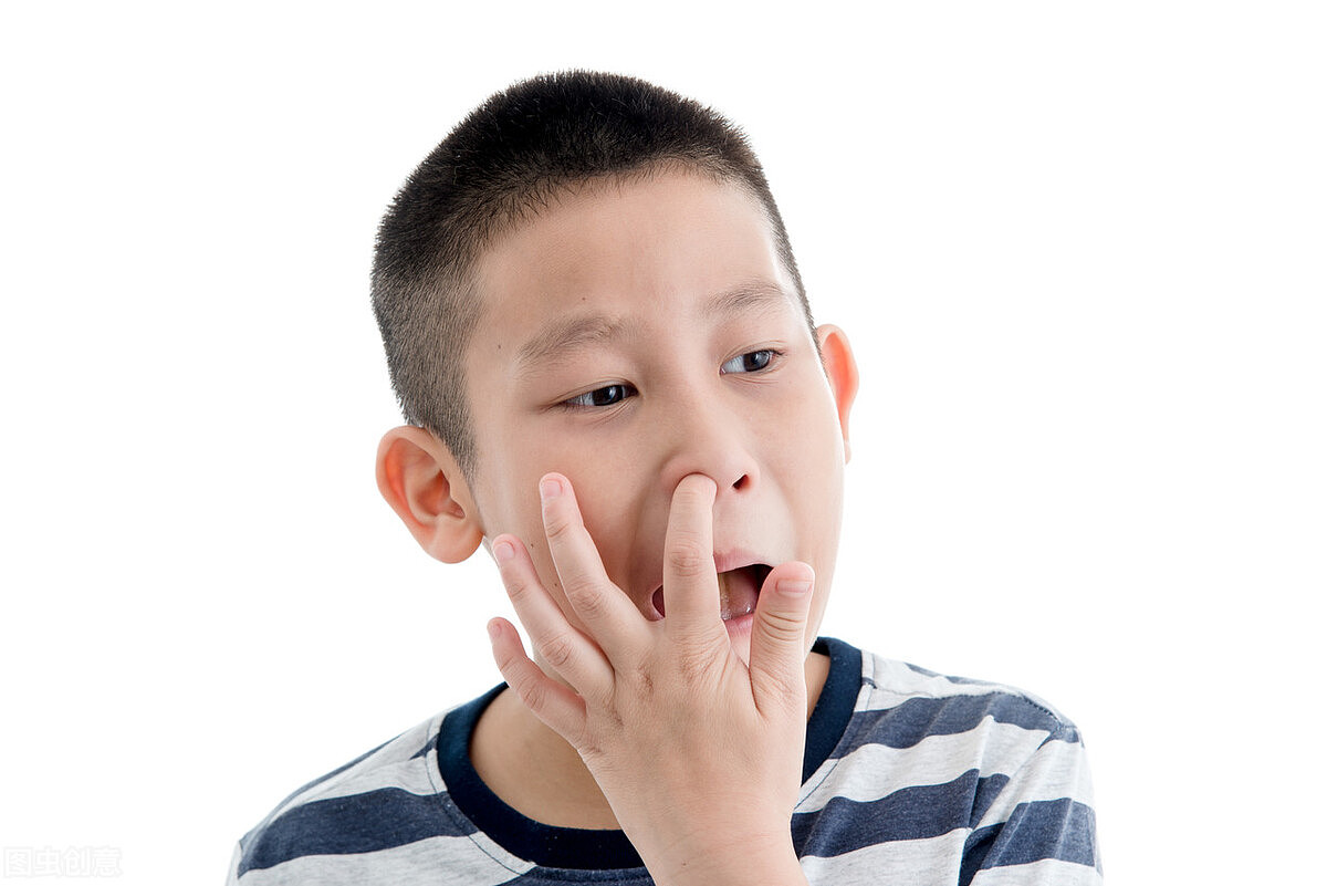 8岁男童抠鼻屎将细菌送进大脑，坏习惯险送人命，口鼻三角碰不得