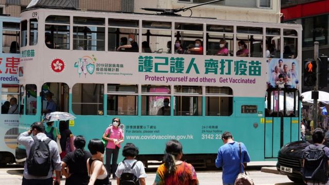 一辆印有“护己护人齐打疫苗”车身广告的电车驶过香港湾仔街头（中新社图片19/5/2021）