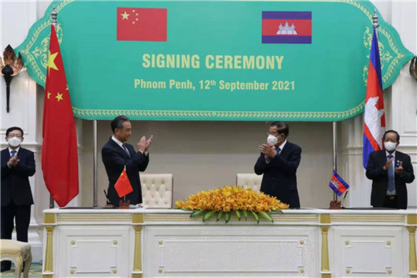 会见前，王毅同洪森首相共同出席了中国政府援柬体育场项目交接仪式。（中国外交部）