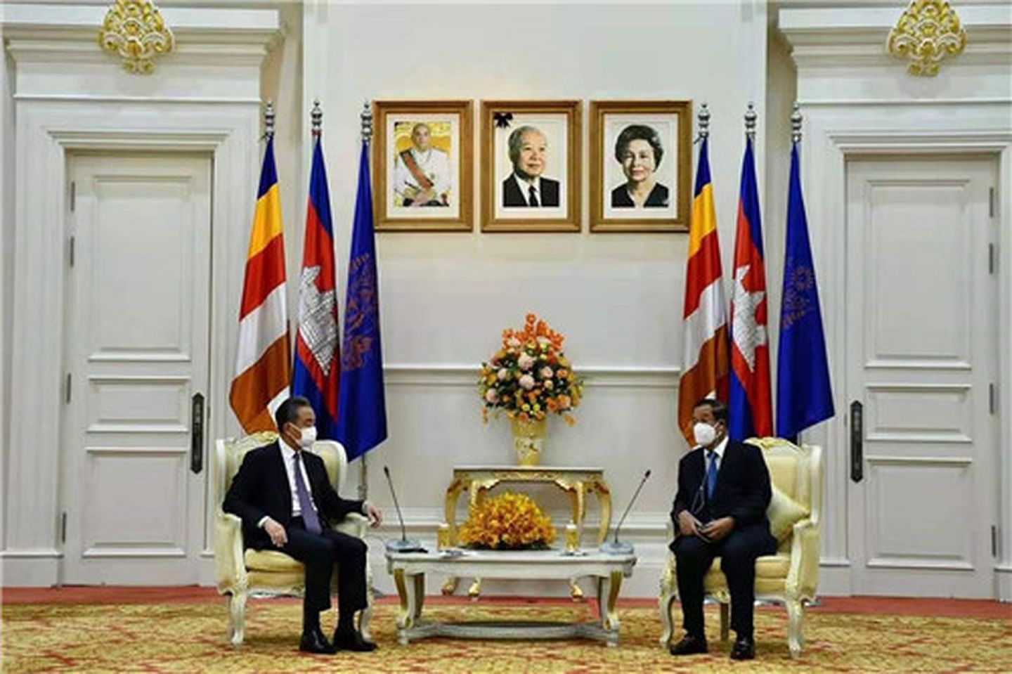 2021年9月12日，柬埔寨首相洪森在金边与中国国务委员兼外长王毅举行会谈。（中国外交部）