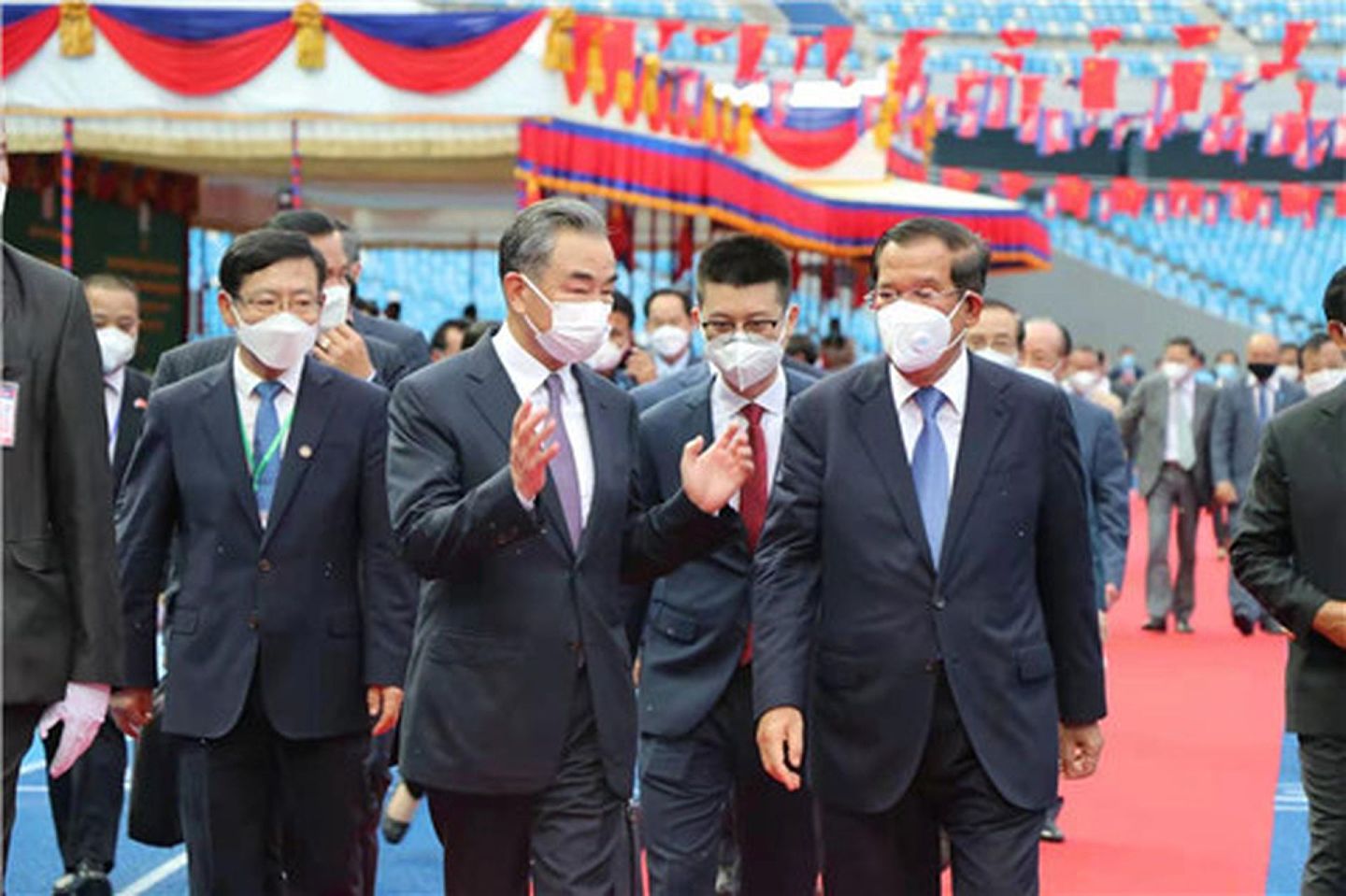 2021年9月12日，柬埔寨首相洪森同正在访柬的中国国务委员兼外长王毅在金边共同出席中国政府援柬体育场项目交接仪式。（中国外交部）