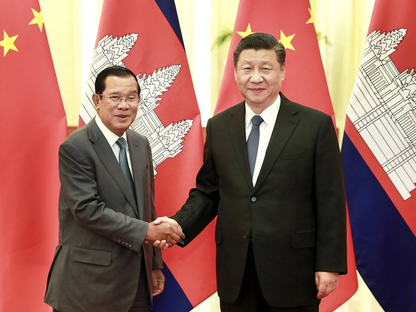 2020年2月5日，中国国家主席习近平在北京人民大会堂会见柬埔寨首相洪森（左）。（新华社）