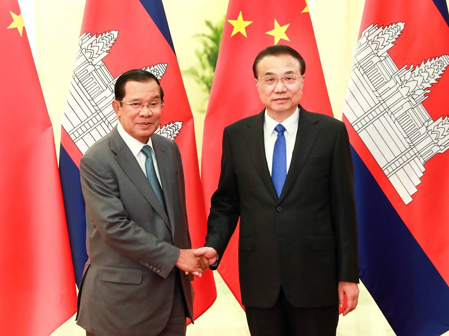 2020年2月5日，中国国务院总理李克强在北京人民大会堂会见柬埔寨首相洪森。（新华社）