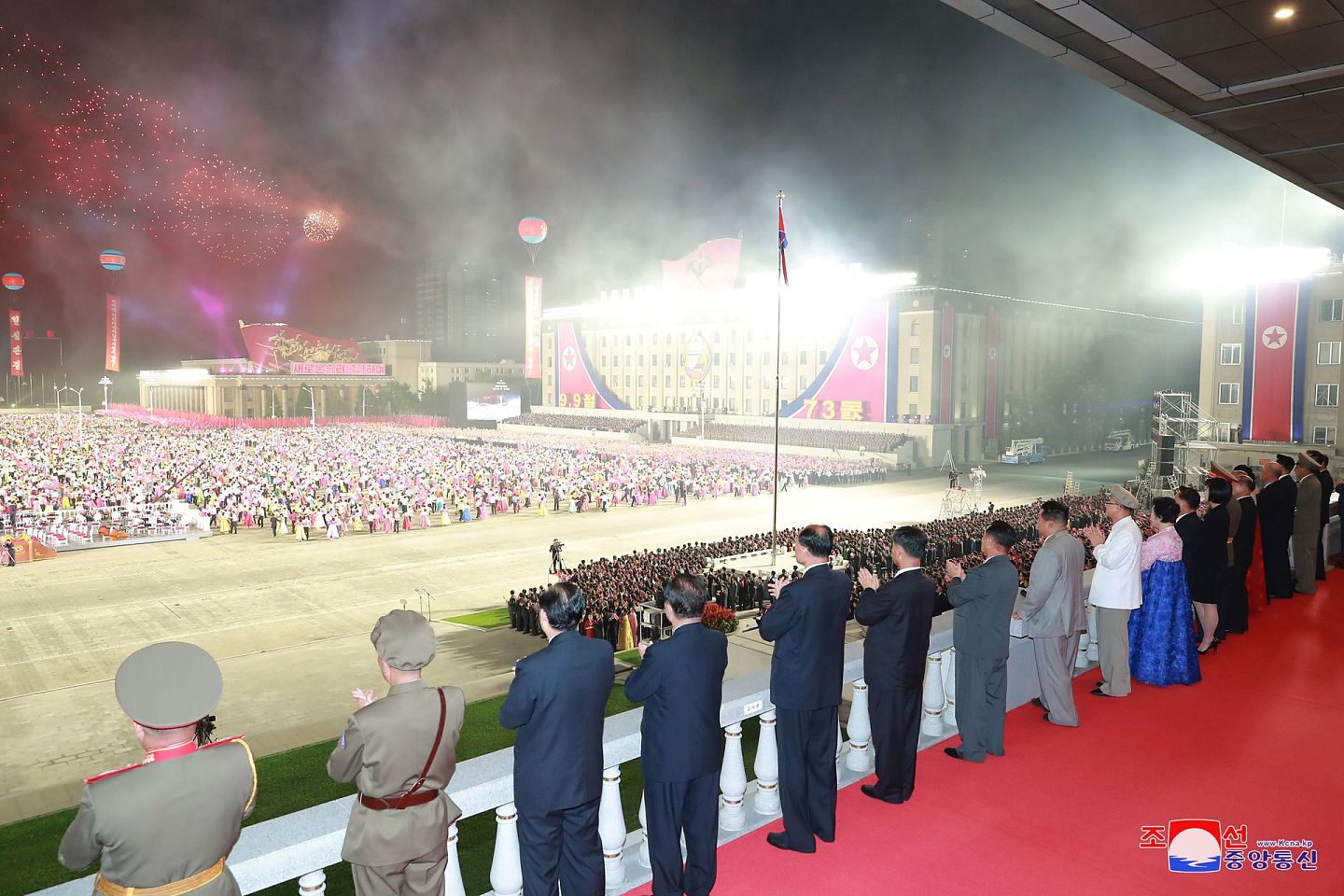 朝鲜庆祝建国73周年，中国国家主席习近平发贺电。图为2021年9月9日，朝鲜领导人金正恩与其他官员一同出席阅兵式。（Reuters）