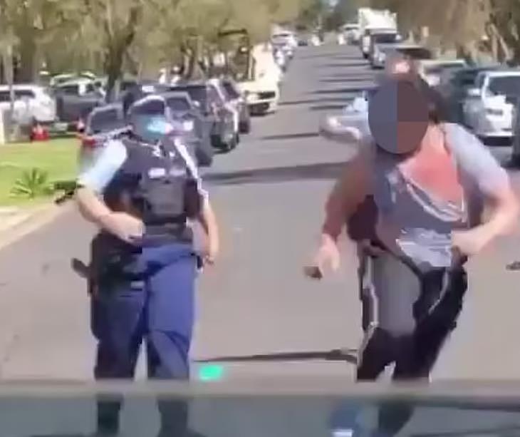 悉尼“疫区”男子疑因没戴口罩，与警方发生冲突！衣服被扯破，视频网上疯传（视频/组图） - 3