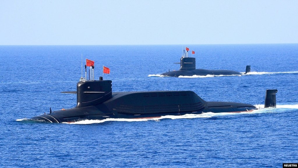 中国海军一艘094A型晋级弹道导弹核潜艇在南中国海参加海军检阅。（资料照：2018年4月12日）