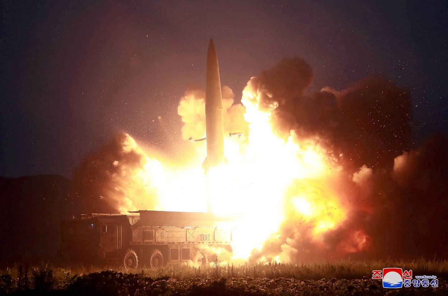 朝鲜试射导弹：朝鲜8月6日发射两枚不明飞行物，朝中社7日发布导弹升空过程。（Reuters）