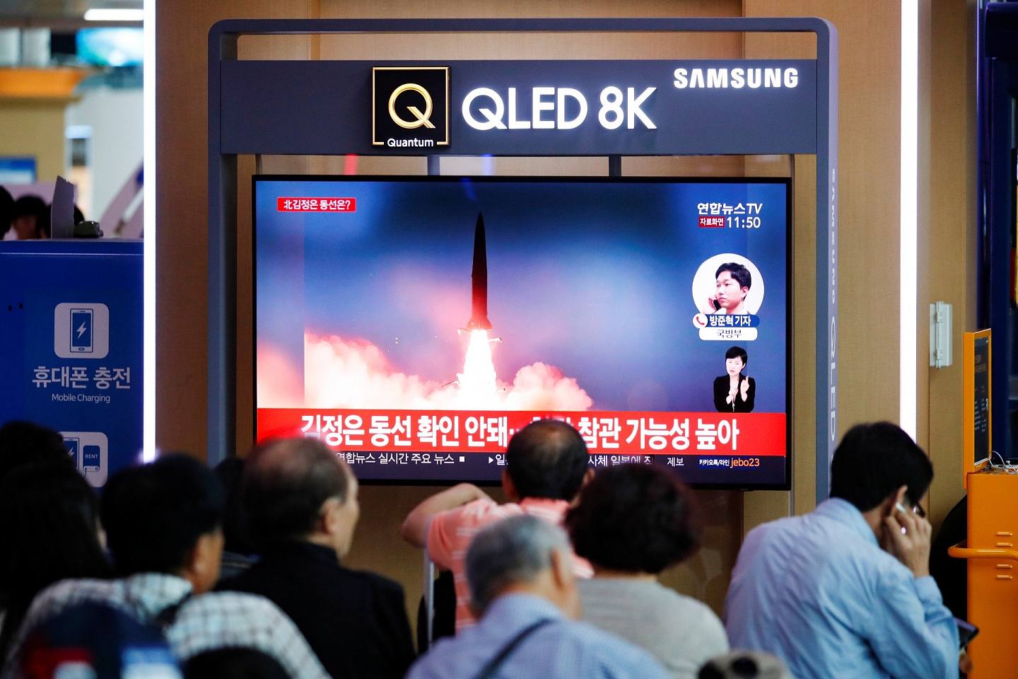 朝鲜试射导弹：朝鲜7月31日上午5时6分和5时27分从江原道元山市葛麻地区往日本东海方向海域发射两枚导弹，这是自7月25日再次试射。图为韩国民众当日在首尔观看相关新闻。（Reuters）