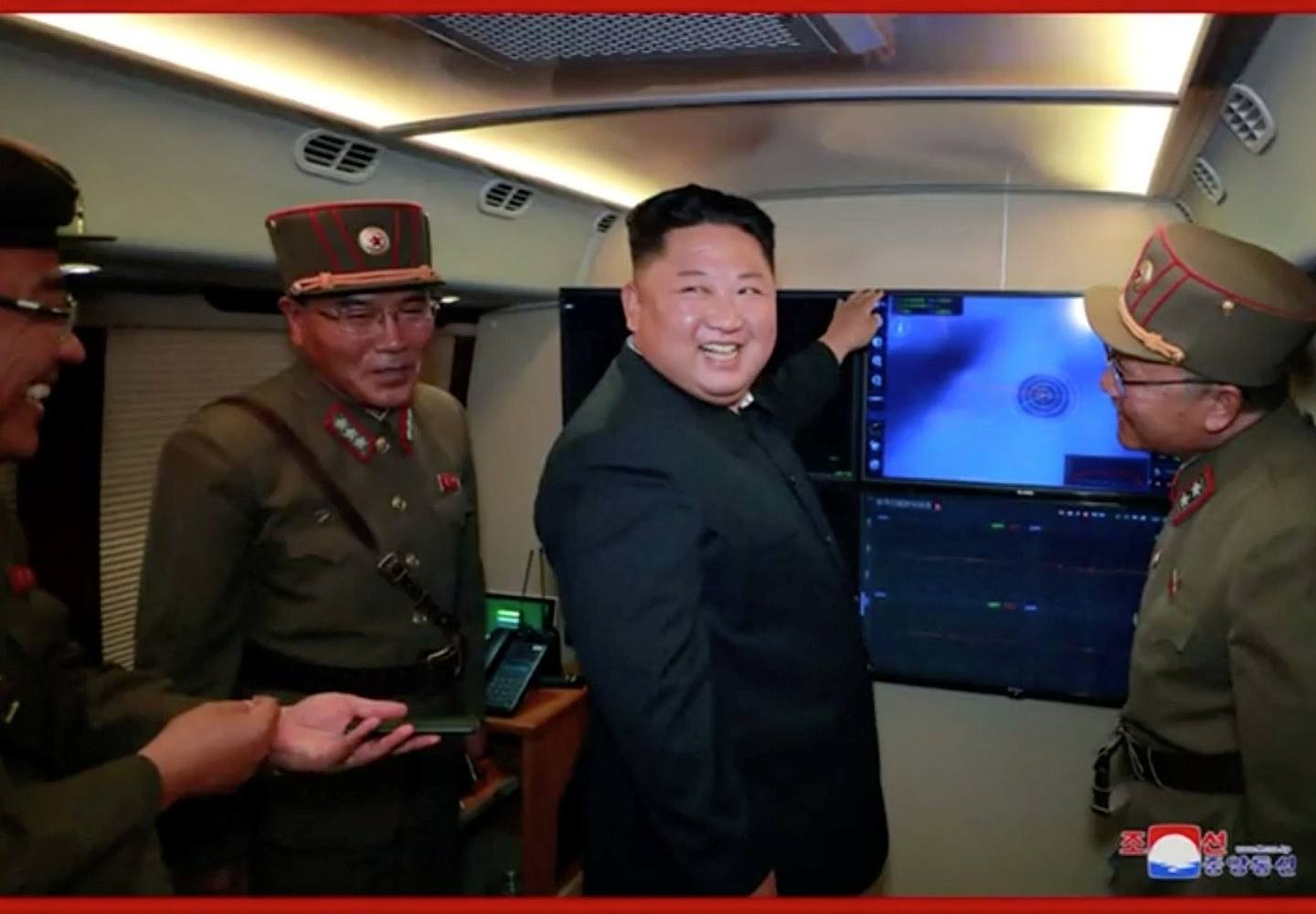 朝鲜试射导弹：朝鲜8月2日再度发射不明短程飞行物体，这是该周以来第3度试射。图为朝中社3日发布朝鲜最高领导人金正恩面对军官时展露笑容。（Reuters）