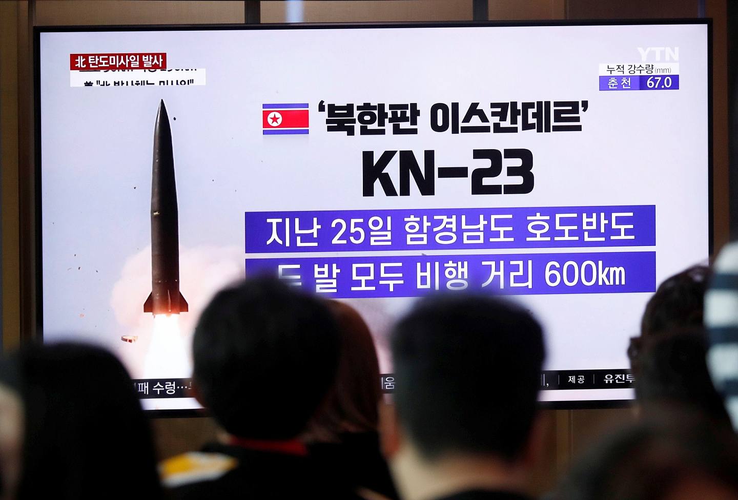 朝鲜试射导弹：韩国民众7月31日在首尔观看朝鲜试射导弹的新闻，图为报道讲解两枚飞行物的发射详情。（Reuters）