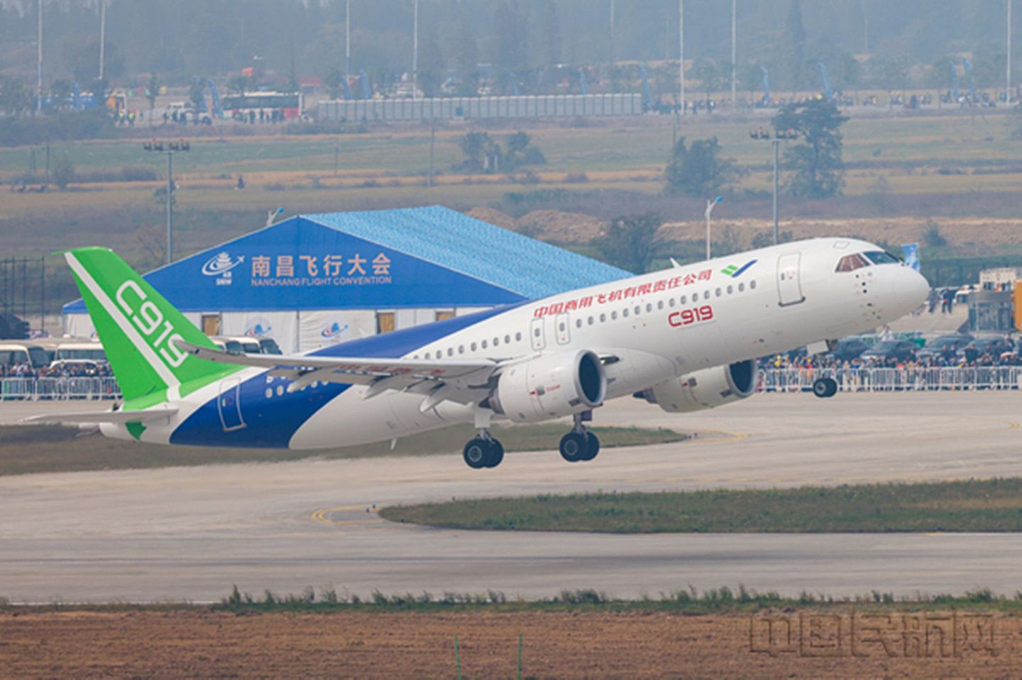 C919项目自启动起即已被多方寄予厚望，图为C919在“2020南昌飞行大会”进行了全球动态首秀。（中国民航网）