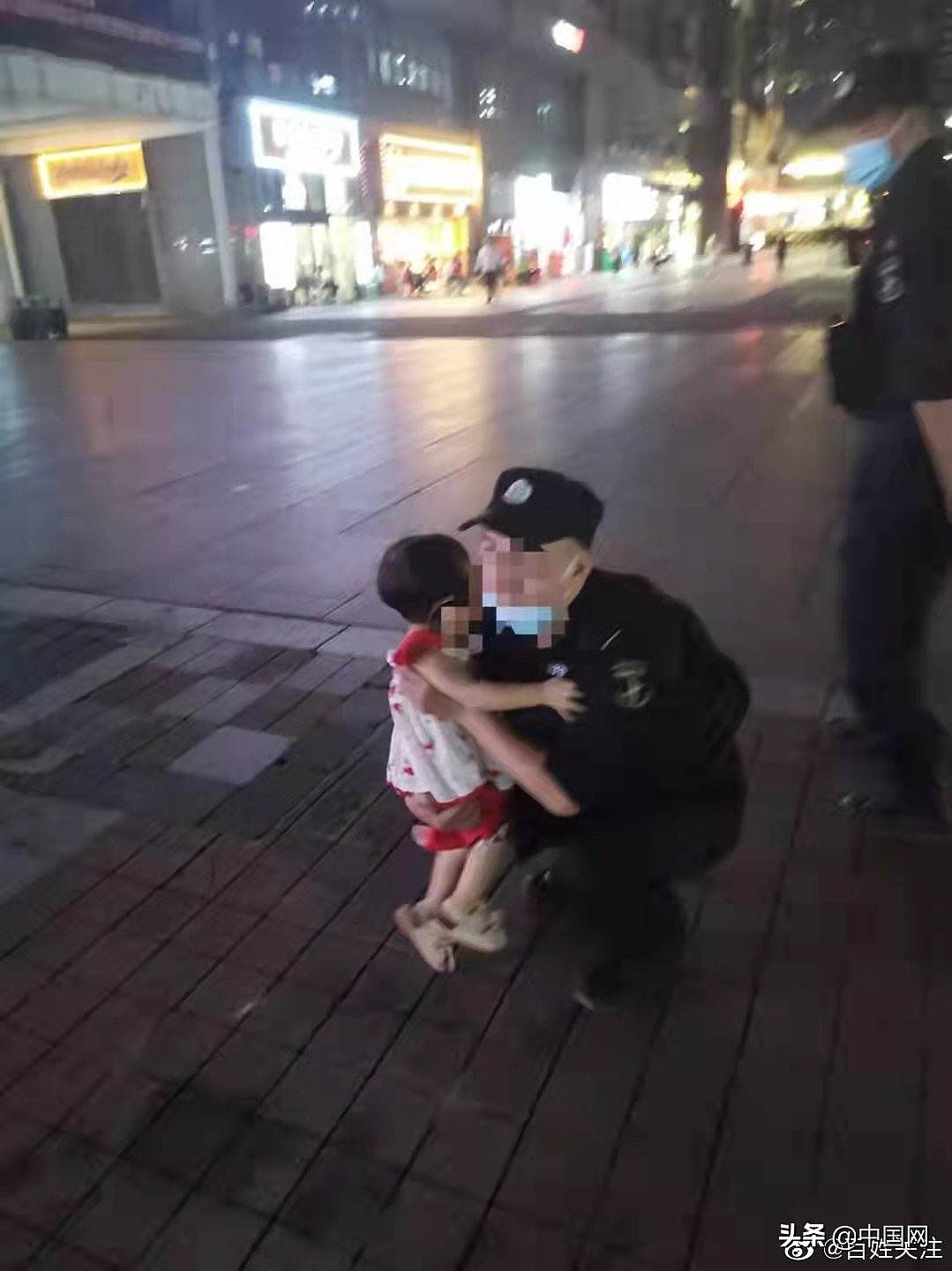 玩滑梯听到哭声，贵阳五岁娃娃报警：警察叔叔，我捡到一个小朋友