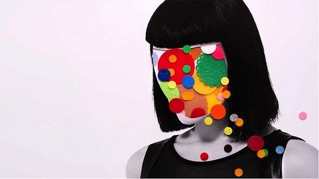 一个黑发女人，脸上布满了各种颜色