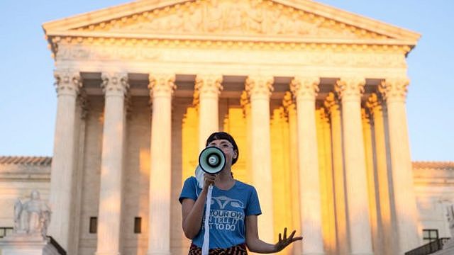 9月2日，一名女性在最高法院前进行抗议。在此之前，最高法院决定拒绝阻止德州堕胎法生效。