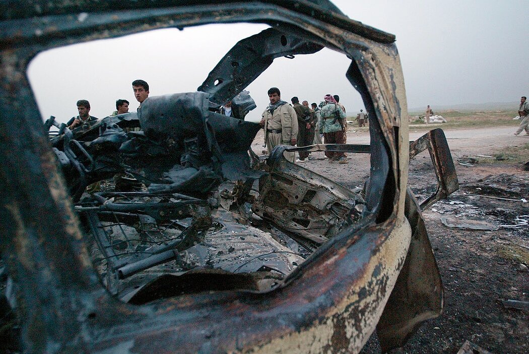 2003年，伊拉克北部发生误伤友军事故，伊拉克库尔德“自由斗士”士兵正在检查残骸。这样的事件损害了美国在世界上的道德权威。