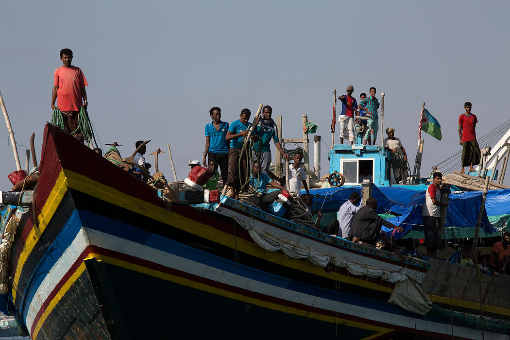 2015年4月，逃离也门战争的难民抵达吉布提港口。反恐战争令美国在也门背上了沙特同伙的恶名。