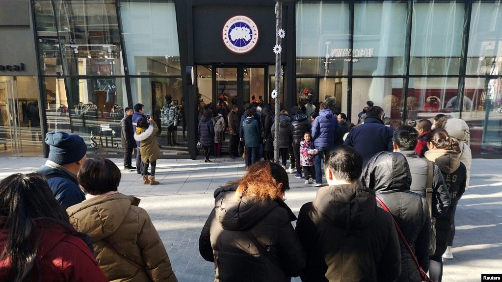 人们在北京三里屯刚刚开张的加拿大鹅牌旗舰店外排起长队。（2018年12月30日）