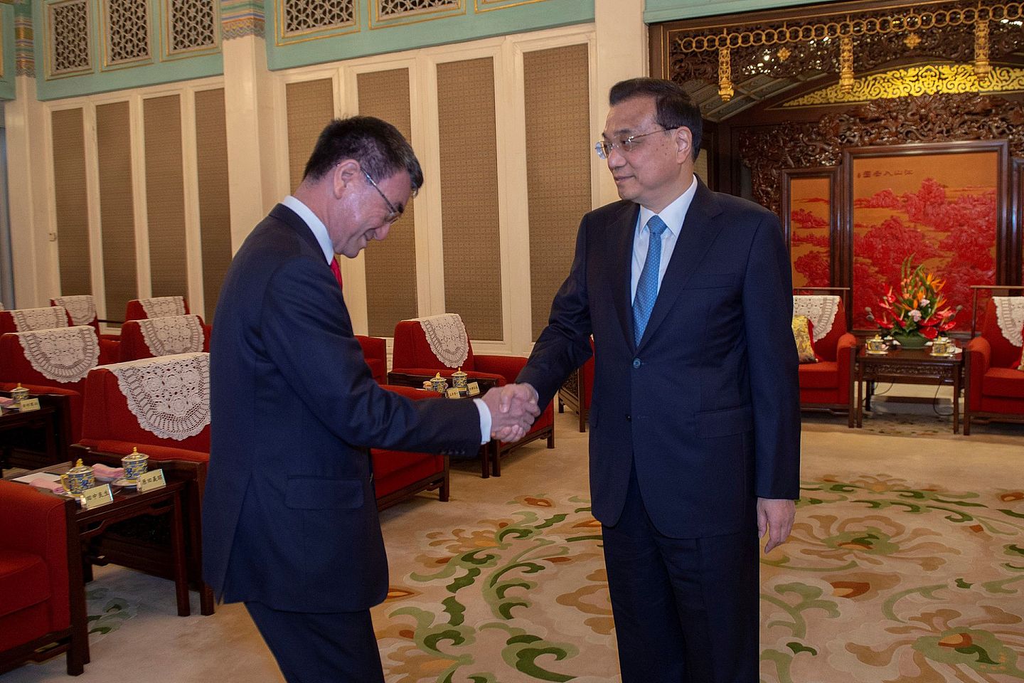 2019年4月15日，河野太郎在北京中南海与中国总理李克强握手。（Reuters）