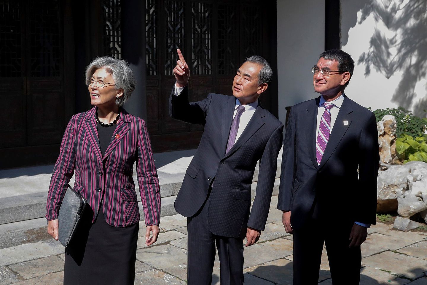 2019年8月21日，中国外交部长王毅（中）、时任韩国外长康京和、时任日本外相河野太郎在北京举行会谈。（Reuters）
