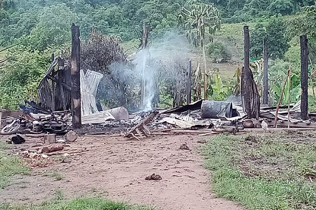 来自耶辛的木匠佐丁的房子。村里的居民说，缅甸国防军把村子变成了一片硝烟未尽的废墟。
