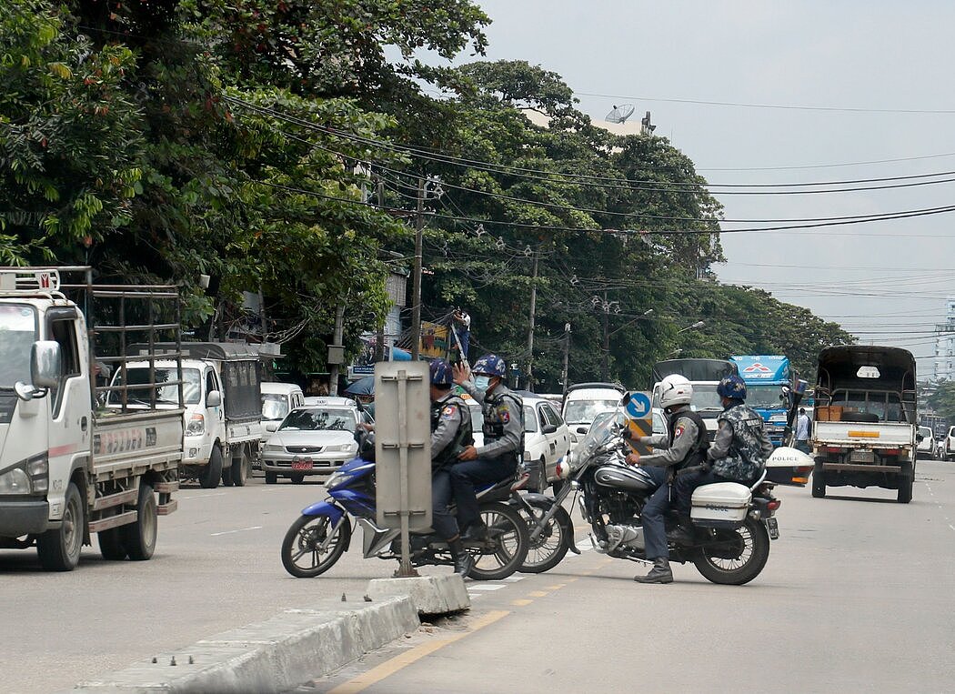 上周，在缅甸最大城市仰光巡逻的武装警察。