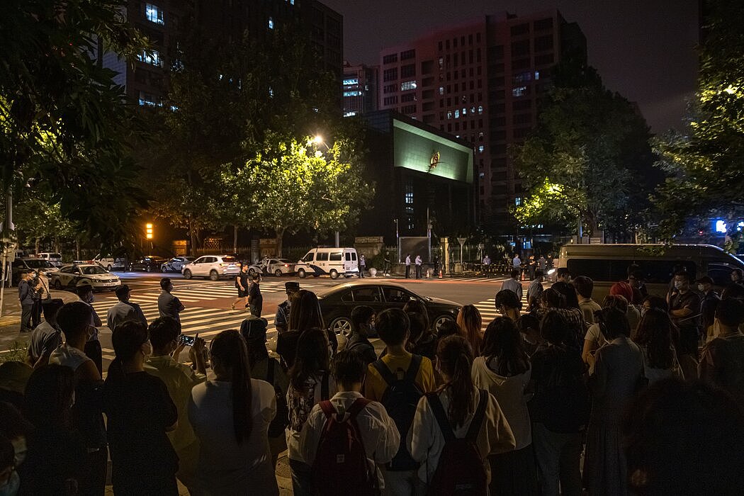 在弦子的性骚扰案进行听证审理期间，她的支持者聚集在北京的法院外。
