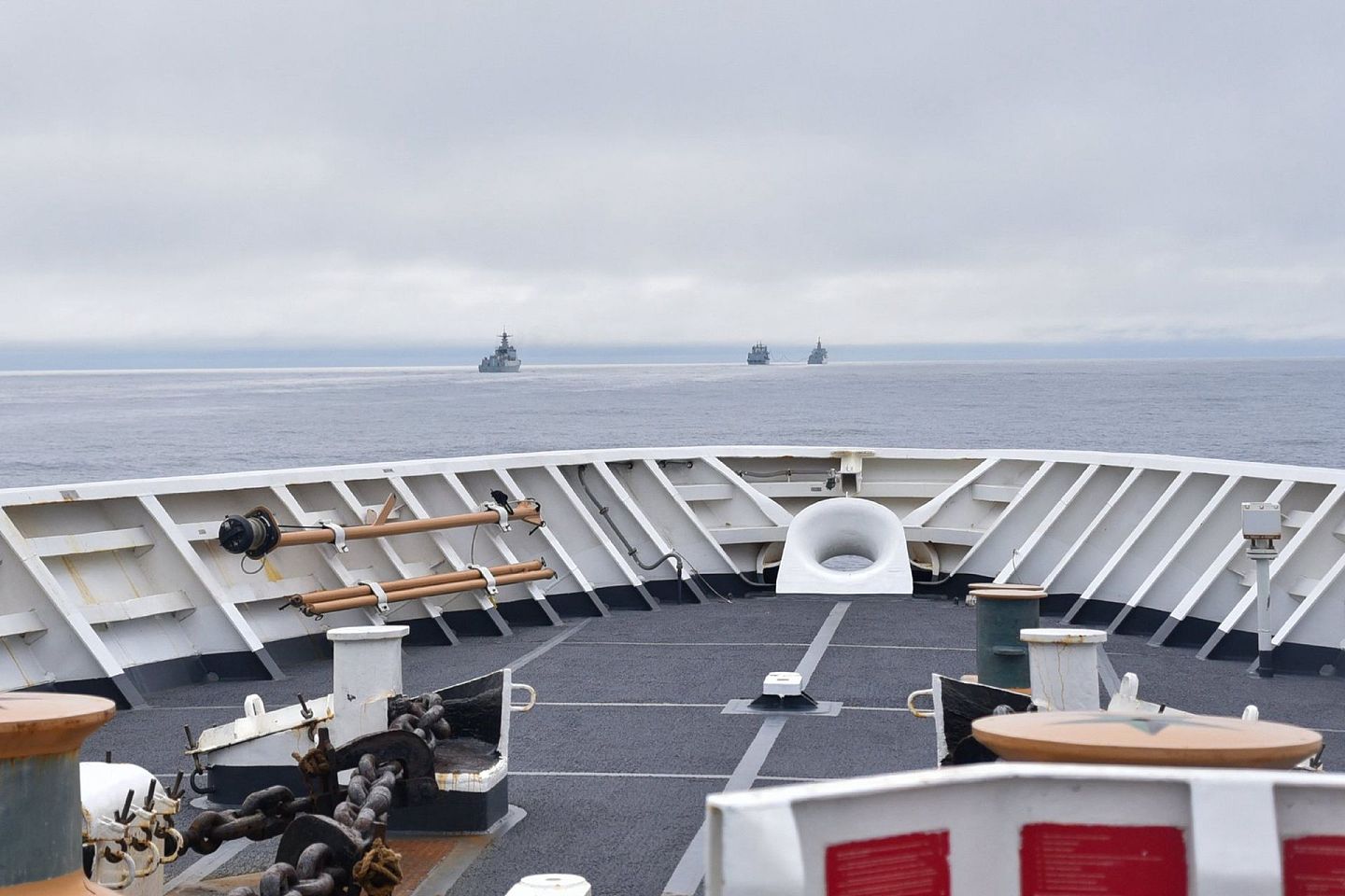 在这张美国海岸警卫队拍摄的照片中，外界至少可以发现三艘中国军舰。这种情况对于美方并不多见。幸而美方坚称中方舰艇“无害通过”，于是此案也随即告一段落。（微博@寰亚SYHP）
