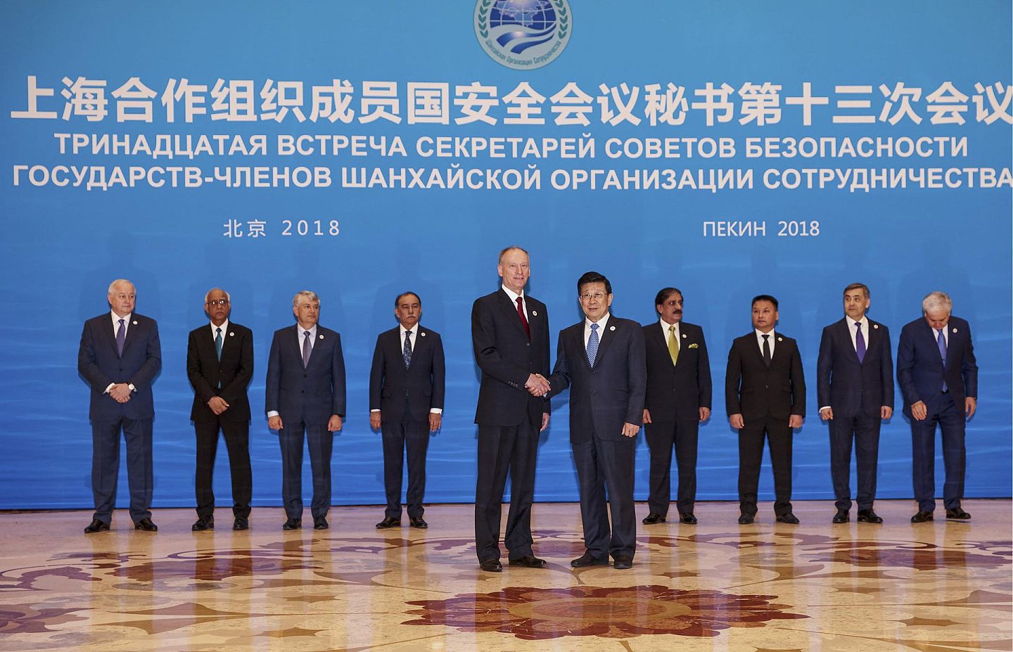 2018年5月22日，北京，上合组织成员国安全会议秘书第十三次会议举行。俄罗斯联邦安全会议秘书帕特鲁舍夫（左）与国务委员、公安部部长赵克志握手（VCG）。